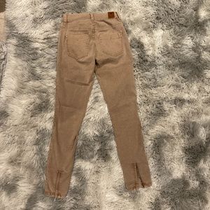 Like new Guess Tan capri Jeans with zipper details